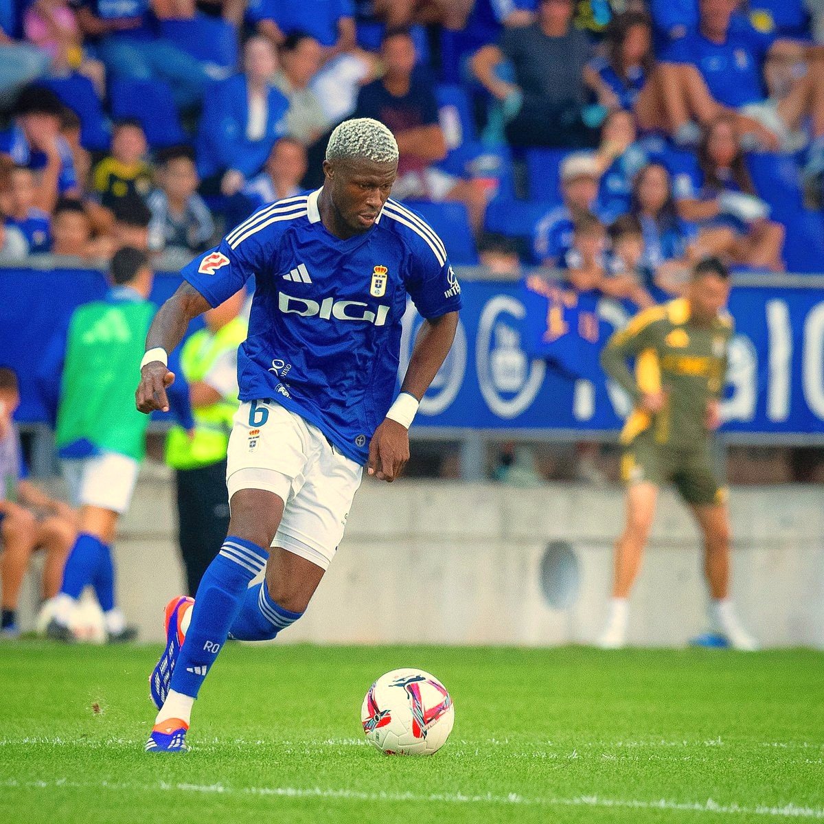 Kwasi Sibo (#6) in action for Real Oviedo in La Liga, 2025-26